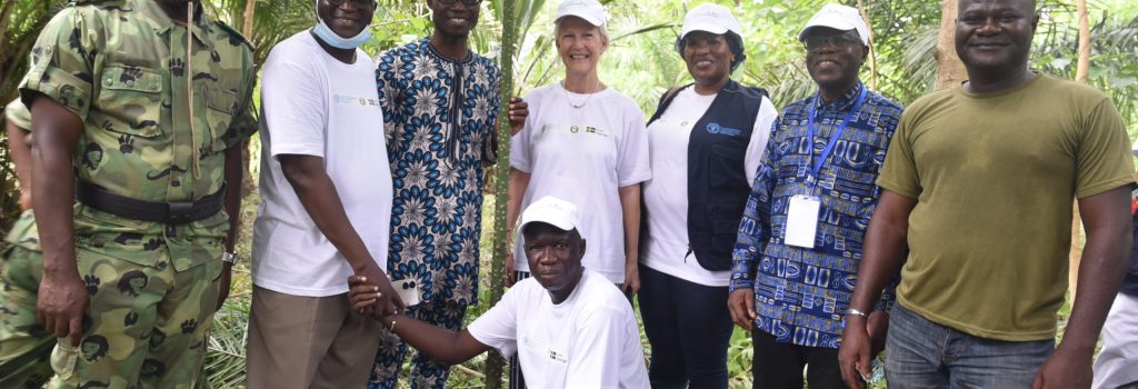 La délégation de la FAO, du bailleur (Sida), et de la CEDEAO en visite dans la forêt de Badjamè aux côtés des agents forestiers et du Directeurt de l’ONG Espoir Pour Tous. . Forêt de Badjamè, Avril 2023